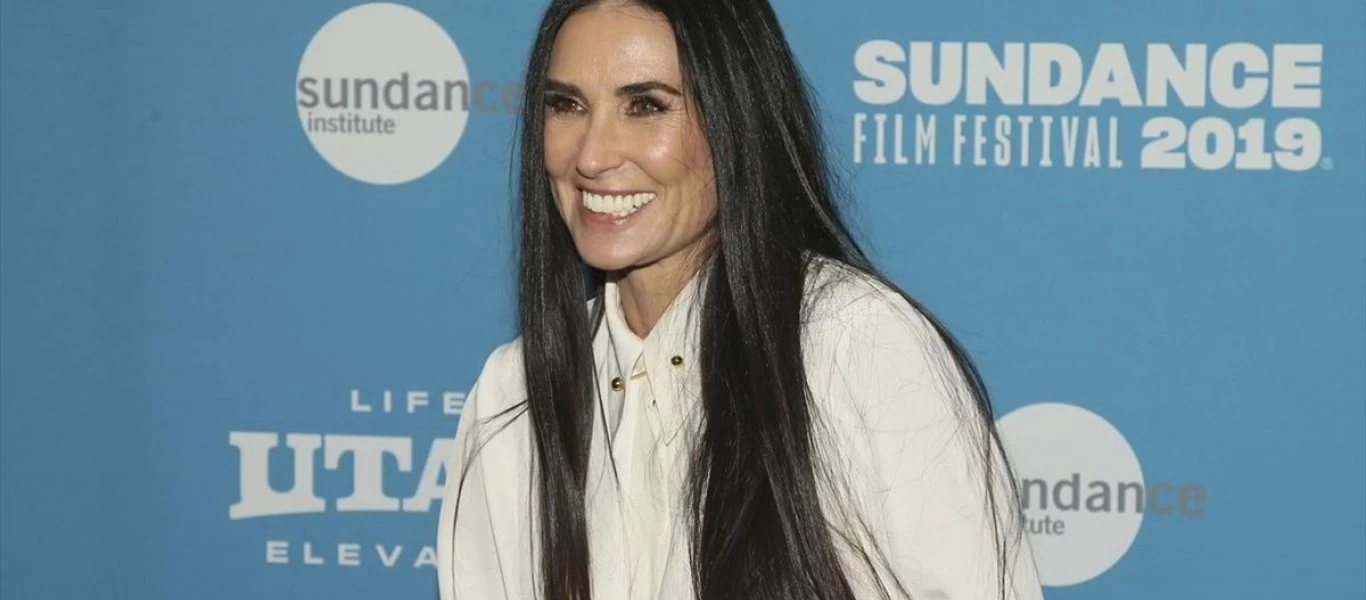 H Demi Moore γυρίζει τον... χρόνο πίσω ποζάροντας με το μαγιό της (φώτο)